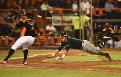 Héctor Jiménez se barre en home para anotar la última carrera a favor de los Leones de Yucatán, en lo que fue el primer encuentro de la serie en el Estadio de la Revolución. (Fotografías de Jesús Galindo López)  