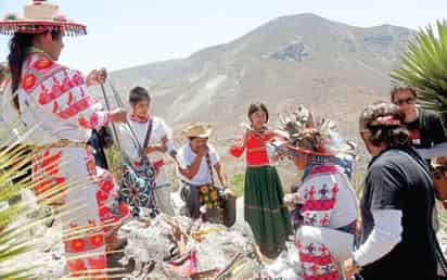 Tradición. Hay comunidades wixárikas que inculcan con fuerza en los menores esta relación que se debe tener con la Tierra.