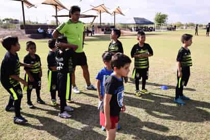 El exjugador de Santos Laguna, ya trabaja en las instalaciones de Há Pok y con los niños de la Escuelita del León. (Fotografía de Jesús Galindo)