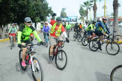 Los colectivos de ciclismo urbano han tenido un crecimiento acelerado en la Comarca Lagunera y el club Laguna Bikes es uno de los más activos, llegando esta noche a 3 años de rodar por las calles de la región. (Archivo)