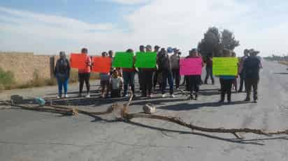 Los manifestantes bloquearon la carretera por varios minutos. (EL SIGLO DE TORREÓN)