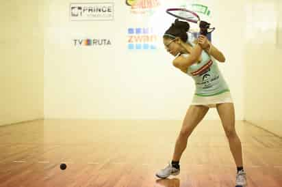 Paola Longoria y Alexandra Herrera sostuvieron un par de encuentros de exhibición en las canchas del Club San Isidro, donde convivieron con jugadores de La Laguna y les compartieron consejos. (Jesús Galindo)