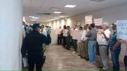 Autoridades de la Junta Local de Conciliación y Arbitraje solicitaron dialogar con los manifestantes para escucharlos y ver las alternativas de solución. (EL SIGLO DE TORREÓN)