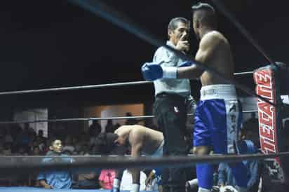 En la pelea estelar de la velada, el local Gustavo “Terrible” Morales venció por nocaut técnico en el tercer round a Carlos “Rambo” Valdez, quien ya no pudo seguir en el desafío sobre el entarimado. (EL SIGLO DE TORREÓN)
