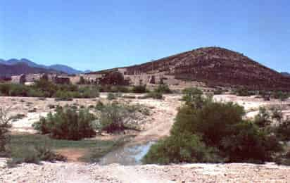 Santa Isabel, al fondo el caserío de la hacienda y el cerrito de la Cruz. Escenarios del épico evento. c.a.1990.
