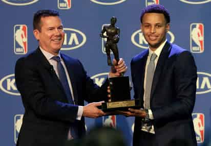 Stephen Curry (d) recibe el premio al Jugador Más Valioso de la temporada, lo obtiene por segundo año consecutivo, y es el primer jugador en la historia de la NBA que lo recibe de forma unánime. (AP)