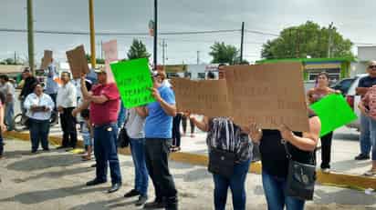 Con gritos como y pancartas en mano alrededor de 60 personar recibieron al Gobernador de Coahuila, Ruben Moreira.