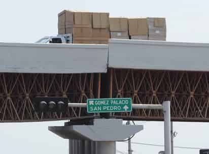 Falla en obra. En la imagen se observa el desfase de las losas del puente Villa Florida en el Periférico Raúl López Sánchez. (RAMÓN SOTOMAYOR)