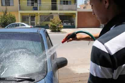 Desperdicio. A la persona que se sorprenda tirando agua en las baquetas, se le aplicará una multa. (ARCHIVO)