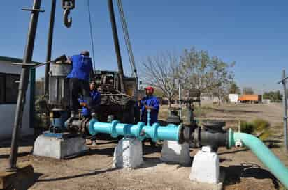 La mitad del agua que se extrae de los pozos del sistema, se pierde en fugas por el mal estado de la tubería que la conduce. (ARCHIVO) 