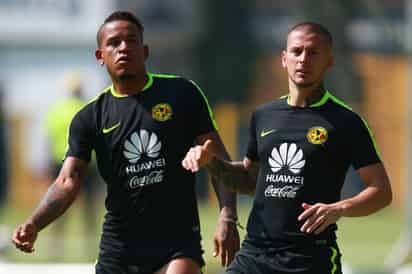 Michael Arroyo (i) y Darío Benedetto (d) estarían en la mira de los Guerreros del Santos Laguna. (Jam Media)
