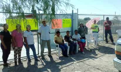 Protesta. Los padres de familia del ejido La Sierrita mantienen cerrada la telesecundaria 435, también apoyan paro nacional. (CORTESÍA)