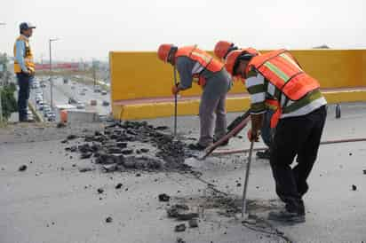 Obra. Con el retiro del asfalto en las dos losas fracturadas y las perforaciones del concreto, arrancan los trabajos de demolición del paso superior Periférico-Villa Florida, que fue cerrado a la circulación el pasado viernes 13 de mayo. (Ramón Sotomayor)