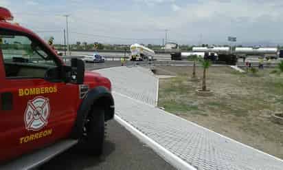 Accidente. La volcadura del tráiler-pipa, se registró alrededor de las 13:30 horas de ayer. (EL SIGLO DE TORREÓN)