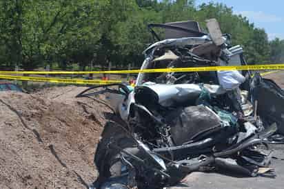Fuerte impacto. Ambas unidades involucradas en el accidente se impactaron de frente y terminaron destrozadas.  (EL SIGLO DE TORREÓN)
