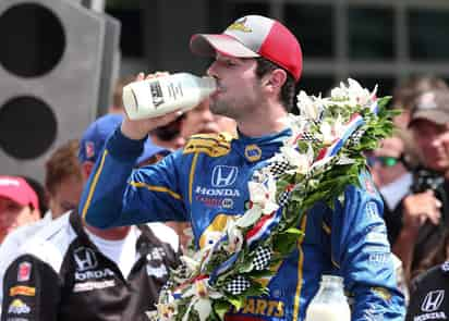 Una mejor administración del combustible llevó al novato estadounidense Alexander Rossi a llevarse la edición 100 de la Indy 500. (EFE)