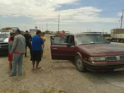 Tragedia. El cuerpo quedó en la parte trasera del automóvil, pues lo llevaban para que recibiera atención médica. (EL SIGLO DE TORREÓN)