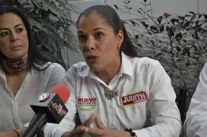 Compromiso. La candidata del PRI a la alcaldía de Mapimí, Judith Marmolejo, refrenda sus compromisos en Bermejillo. (EL SIGLO DE TORREÓN)