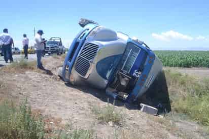 Volcadura. El camión terminó volcado a un costado del camino, sobre su costado izquierdo. (EL SIGLO DE TORREÓN)