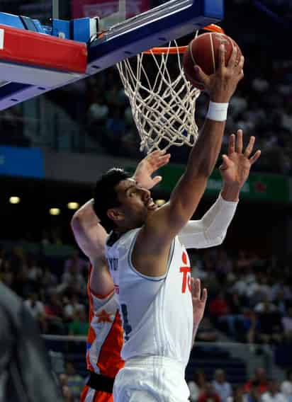 Ayón logró cuatro puntos para los 'merengues', ocho rebotes, cinco de ellos defensivos y dos asistencias en 36 minutos que estuvo en la cancha del Pabellón Fuente San Luis.