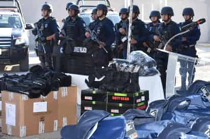 Equipamiento. Agentes preventivos de la Policía Municipal de Gómez Palacio reciben equipo táctico para seguir trabajando. (EL SIGLO DE TORREÓN)