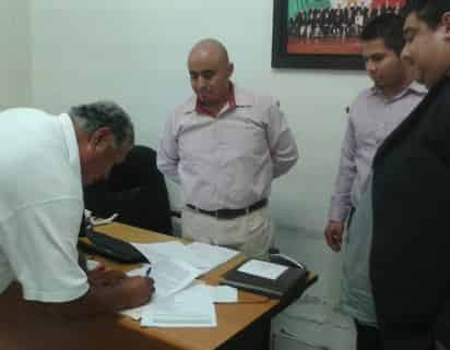 Grupo. El Ayuntamiento, a través del juez municipal, firmó un convenio de colaboración con Grupo 24 Horas Ciudad Jardín. (CORTESÍA)