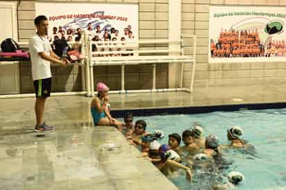 Una de las actividades que se contempla en el curso, es la natación. Colegio Faraday prepara un verano muy activo