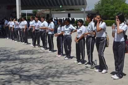 Beneficiarios. A los estudiantes de La Laguna de Durango se les entregaron uniformes escolares para el ciclo escolar 2016-2017. (EL SIGLO DE TORREÓN)