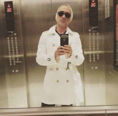 Alejandro Fernández recibió críticas en redes sociales por un atuendo que lució en una 'selfie'. (INSTAGRAM)