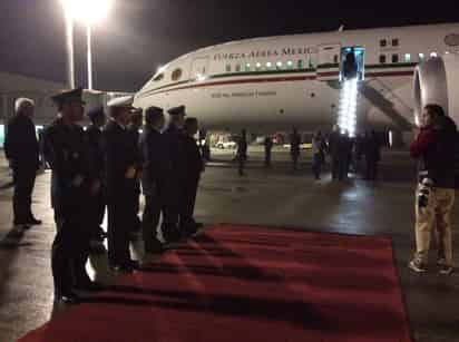 El avión presidencial aterrizó en el aeropuerto El Tepual de Puerto Montt, ciudad distante unos mil 40 kilómetros al sur de Santiago. (TWITTER) 