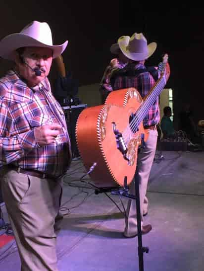 No le importa. El cantante norteño aseguró que pese al calor, La Laguna es de sus plazas favoritas. (CORTESÍA)