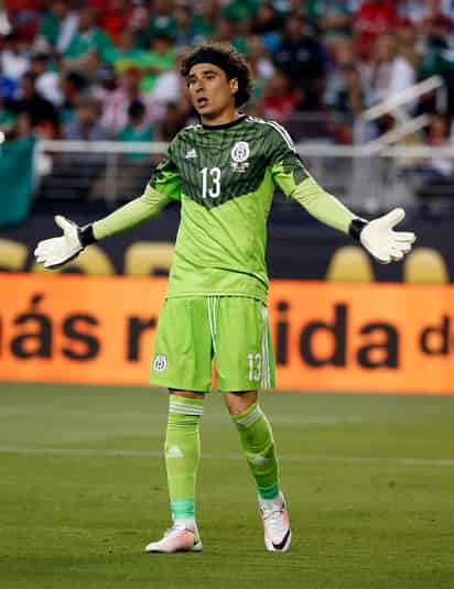 Guillermo Ochoa atajó en la goleada de Chile ante México. Guillermo Ochoa, presa de redes sociales