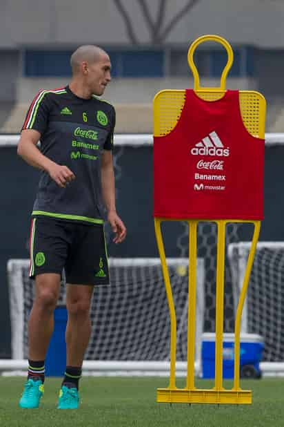 El defensa Jorge Torres Nilo entró al quite a la selección ante negativa a Andrés Guardado para reforzar al Tri . (Jam Media)