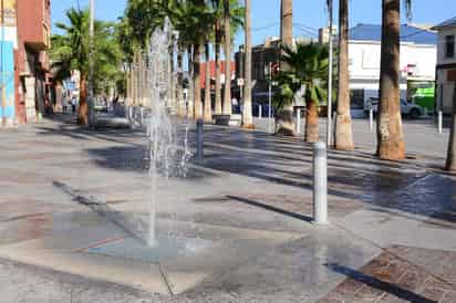 Comenzó la instalación de 19 fuentes de piso en el Paseo Morelos. (FERNANDO COMPEÁN) 