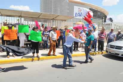 Protesta. Alrededor de las 3 de la tarde de ayer martes, los docentes se reunieron al exterior del Territorio Santos Modelo. (ANGÉLICA SANDOVAL)