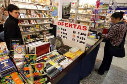 Fronteras. Las librerías siempre han optado por tener a la venta todo tipo de géneros y autores. (ARCHIVO)