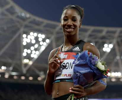 La atleta de Tennesse, de 23 años, que no estará en los Juegos Olímpicos de Río 2016, superó la marca de la búlgara Yordanka Donkova, que había logrado 12.21 en 1988. (AP)
