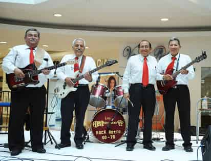 Grupo Los Fabulosos Herman's: Eduardo Valdés, requinto, Javier Román, bajista, René Alfredo, baterista, y Hermans Palomares, guitarrista de armonía y voz.
