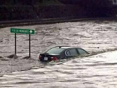 Autos cubiertos casi por completo por el agua se observaron en diversos puntos del Malecón del Río. (TWITTER)