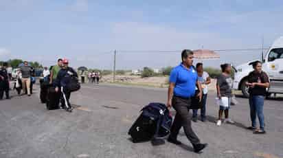 Sin agua. Desesperados por no tener agua, habitantes de varios ejidos bloquearon la carretera. (MARY VÁZQUEZ)