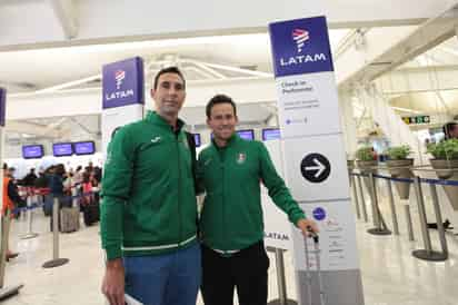 Los tenistas mexicanos Santiago González (i) y Miguel Ángel Reyes (d) posan antes de partir hacia Río de Janeiro. El tenis mexicano está de regreso