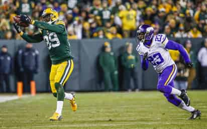 James Jones (izq) tuvo 8 anotaciones y sumó 890 yardas aéreas la temporada pasada con los Empacadores de Green Bay. (Archivo)