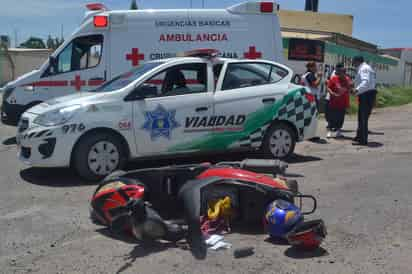 Accidente. El conductor de un auto impactó una motocicleta con dos mujeres sobre el periférico de Gómez Palacio. (EL SIGLO DE TORREÓN)