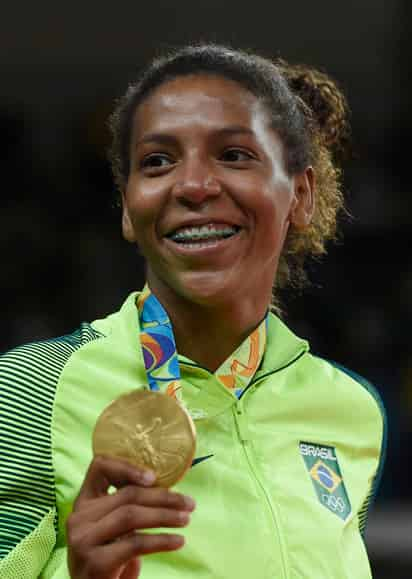 Rafaela Silva salió contenta con su medalla de oro. (AP)