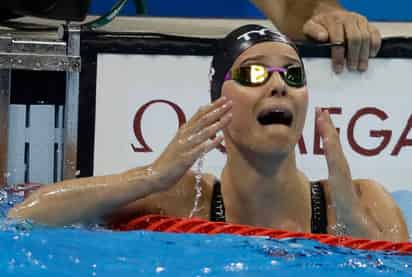 Pernille Blume finalizó con tiempo de 24.07 segundos, mientras que la plata fue para Simone Manuel (24.09). (AP)