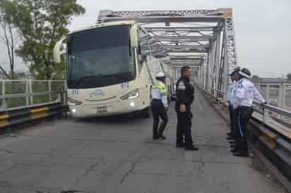 Caos. Camión se descompone y desquicia el tráfico en Gómez. (EL SIGLO DE TORREÓN) 