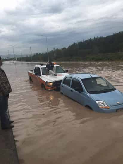 Inundaciones. Protección Civil y Bomberos de la ciudad atendieron los casos urgentes para proteger a la población.