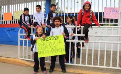 Los alumnos y tutores colocaron y portaron también carteles con letreros como 'Maestro regresa a la escuela, yo quiero aprender'; 'Hasta cuándo profesor, exigimos clases de inmediato'; 'Si por mi educación es que luchas, demuéstramelo y regresa a clases'. (ESPECIAL) 

