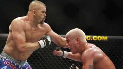 Chuck Liddell (i) junto a Forrest Griffin serán los entrenadores de ambos equipos. (Archivo)