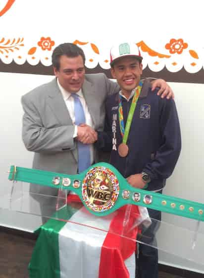 Misael Rodríguez fue reconocido durante el 'Martes de café', por Mauricio Sulaimán, presidente del Consejo Mundial de Boxeo. (Notimex)